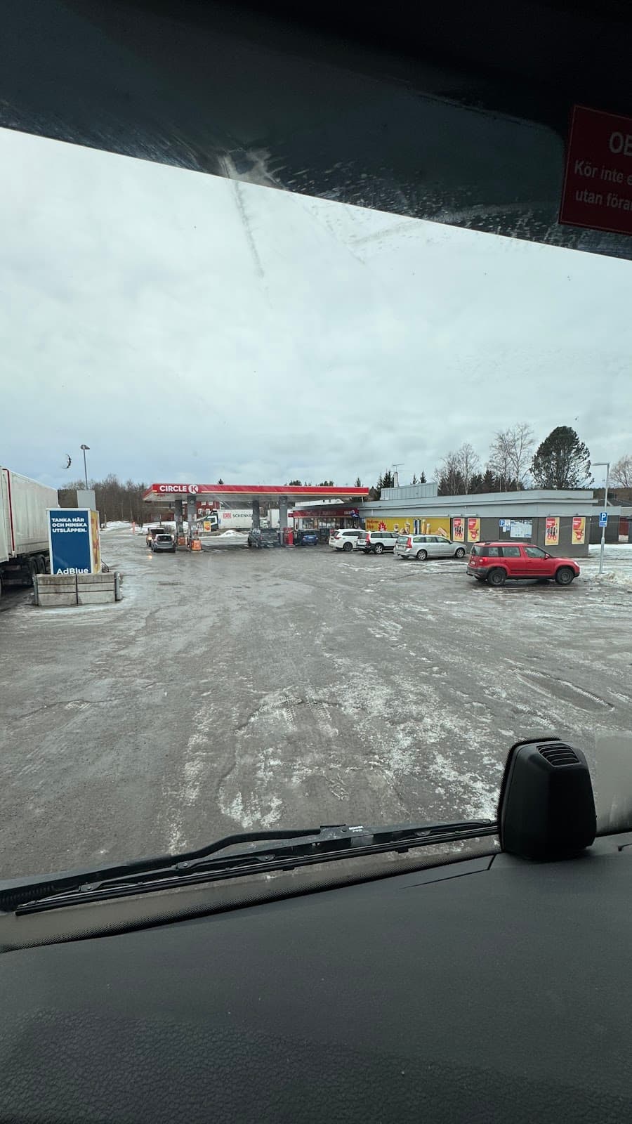 Rastplats Gnarp vid E4 i Hälsingland med grönområde, lekplats och faciliteter.