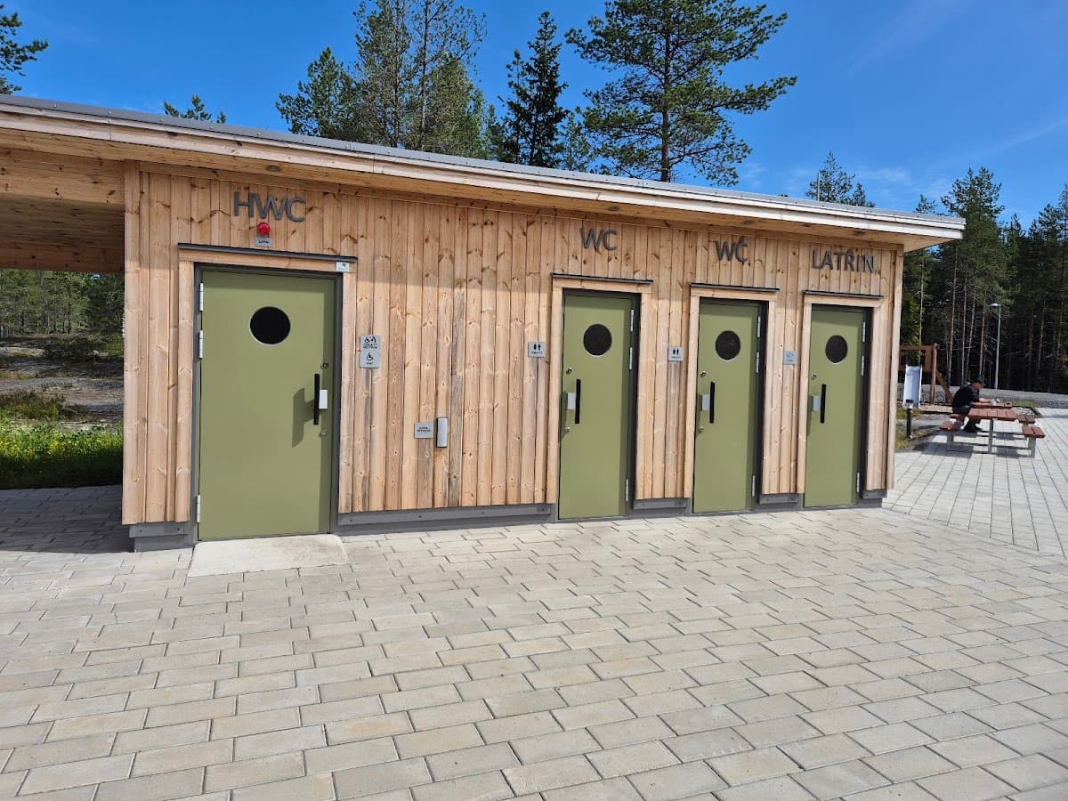 Vy över rastplats Granberget vid E4 norr om Umeå, omgiven av tät norrländsk barrskog.