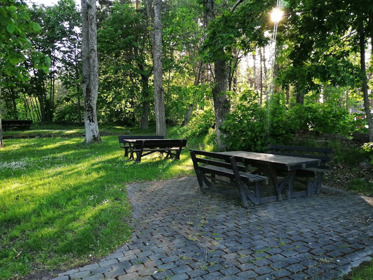 Rastplats Gräsmo vid Riksväg 62 i Värmland med picknickbord i en lummig skogsmiljö.