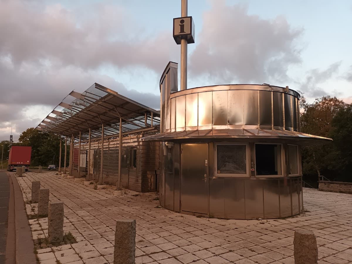 Rastplats Grevagården vid E4 nära Nyköping med utsikt över det öppna sörmländska landskapet.