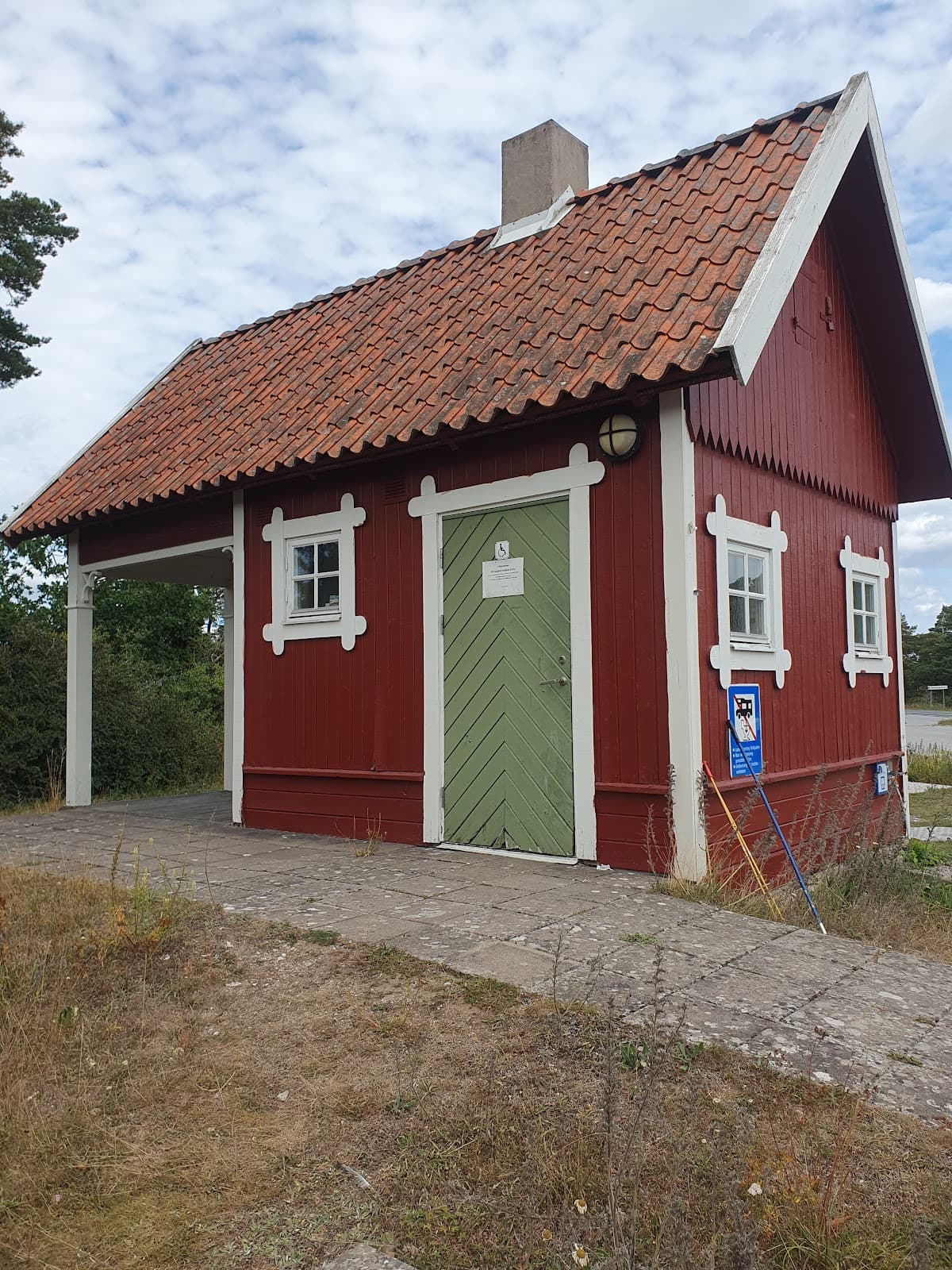 Vy från rastplats Hallute Backe söder om Gränna med utsikt över kullar och Vättern i fjärran.