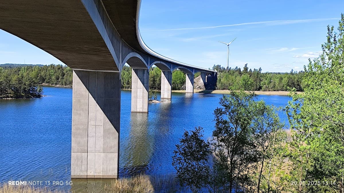 Rastplats Hammarsundet N vid E20 med utsikt över vattnet och bron norr om Askersund.