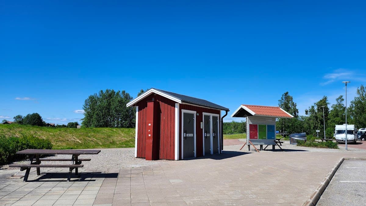 Vy över rastplats Harmånger vid E4 med grönområden, lekplats och faciliteter.