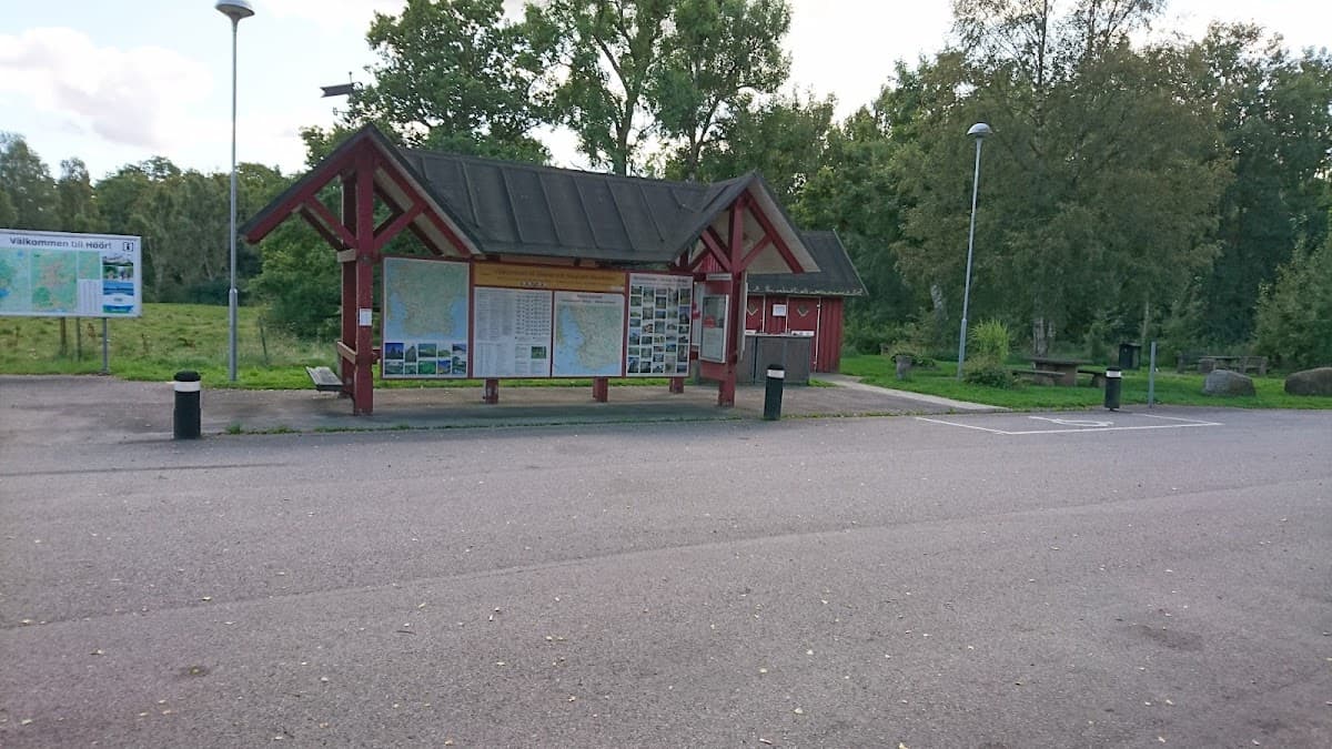 Rastplats Hasslebro vid E6 i Skåne med parkeringsyta och toalettbyggnad i öppet landskap.