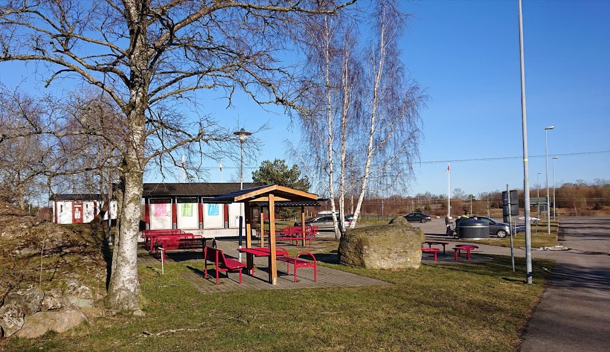 Rastplats Himle vid E6 norr om Varberg med grönområden och sittplatser i halländskt landskap.