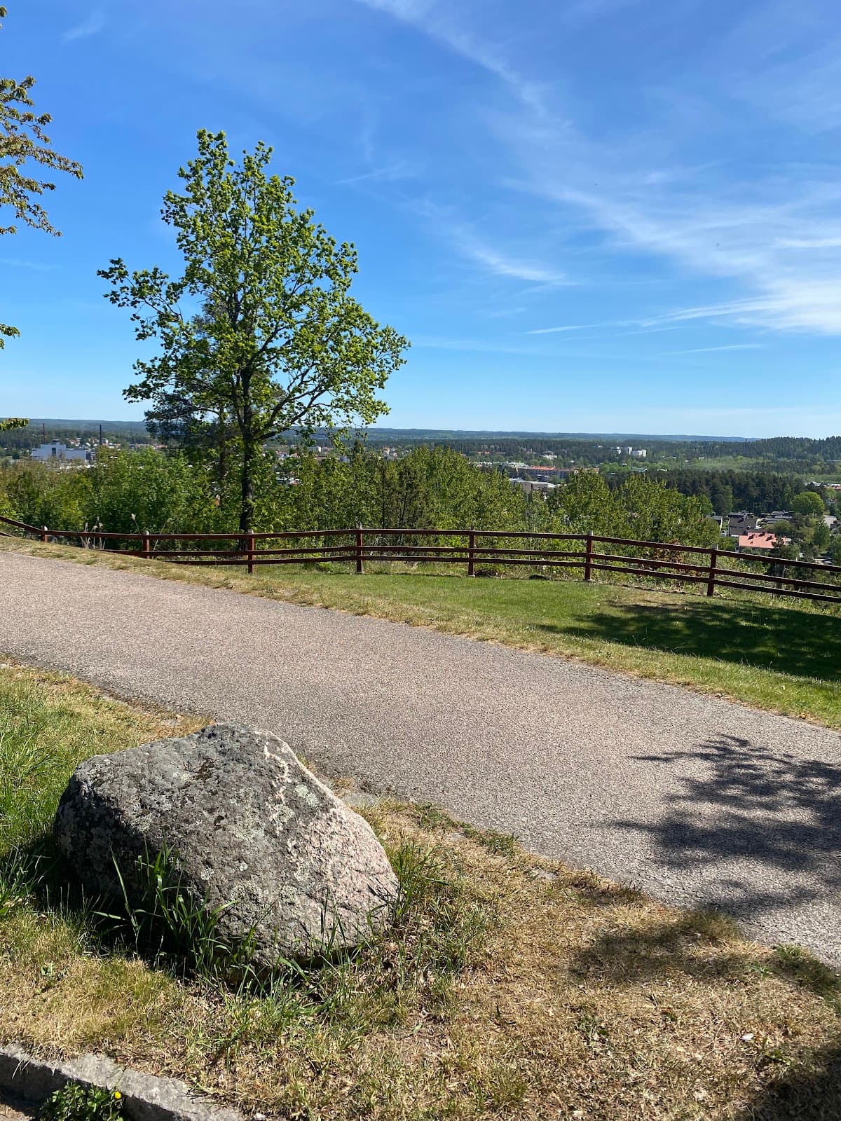 Rastplats Höganloft vid E4 söder om Ljungby med sittplatser omgivna av grönskande småländsk skog.