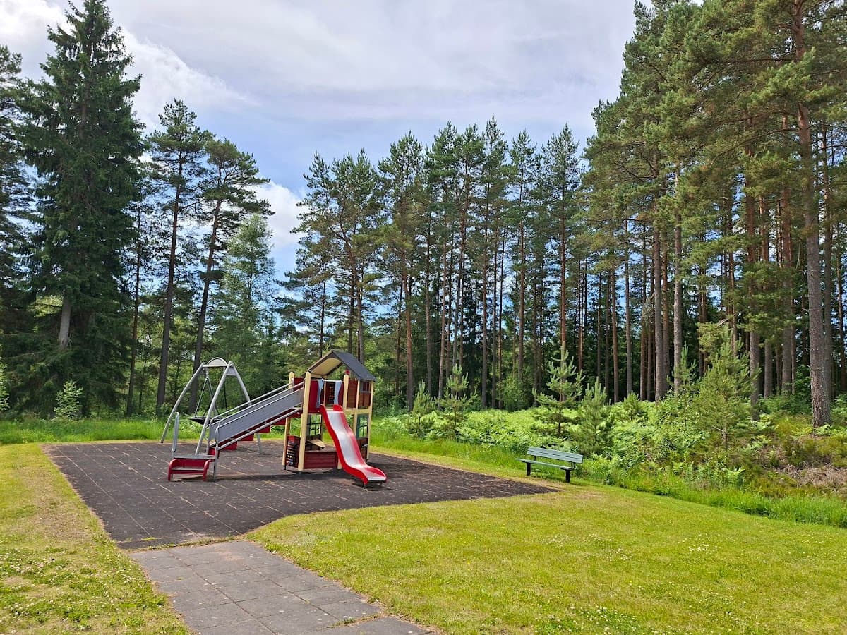 Rastplats Hörle Ö vid E4 norr om Värnamo med sittplatser omgivna av småländsk natur.