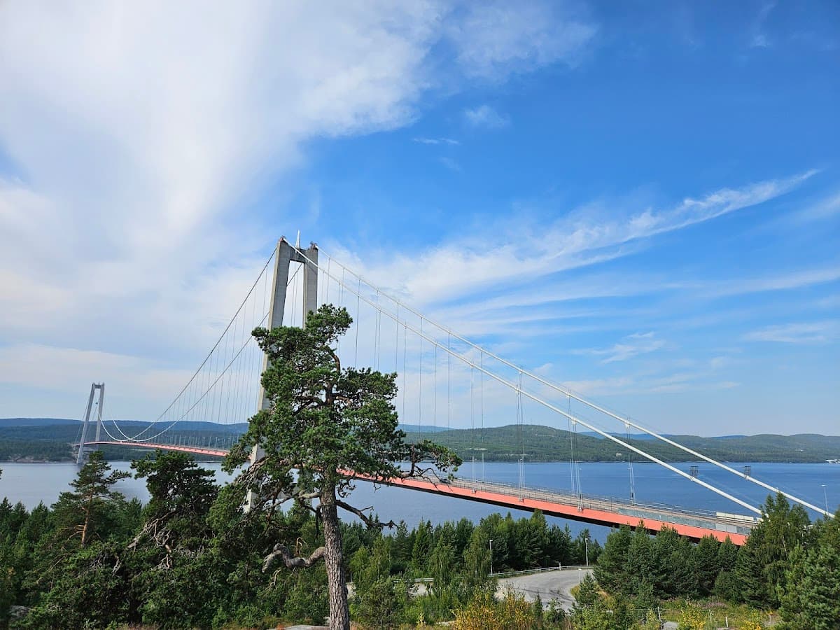 Rastplats Hornöberget V vid E4 i Höga Kusten, omgiven av skog nära Högakustenbron.