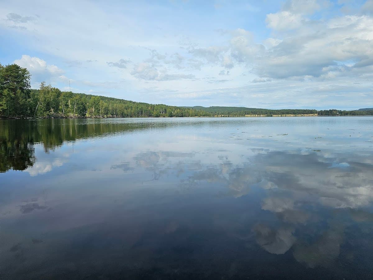 Vy över rastplats Hosjön i Dalarna med picknickbord och sjöutsikt längs väg E16.