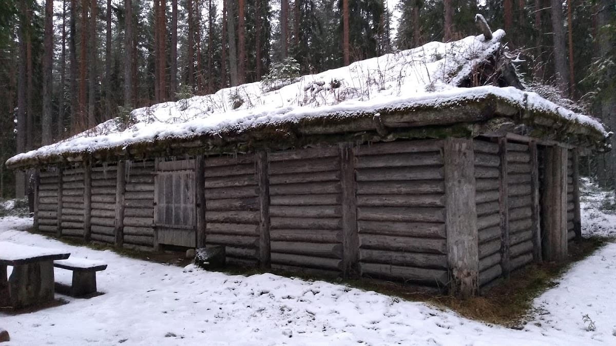 Vy över Rastplats Hoting vid E45 i Jämtland, omgiven av tät barrskog och natur.