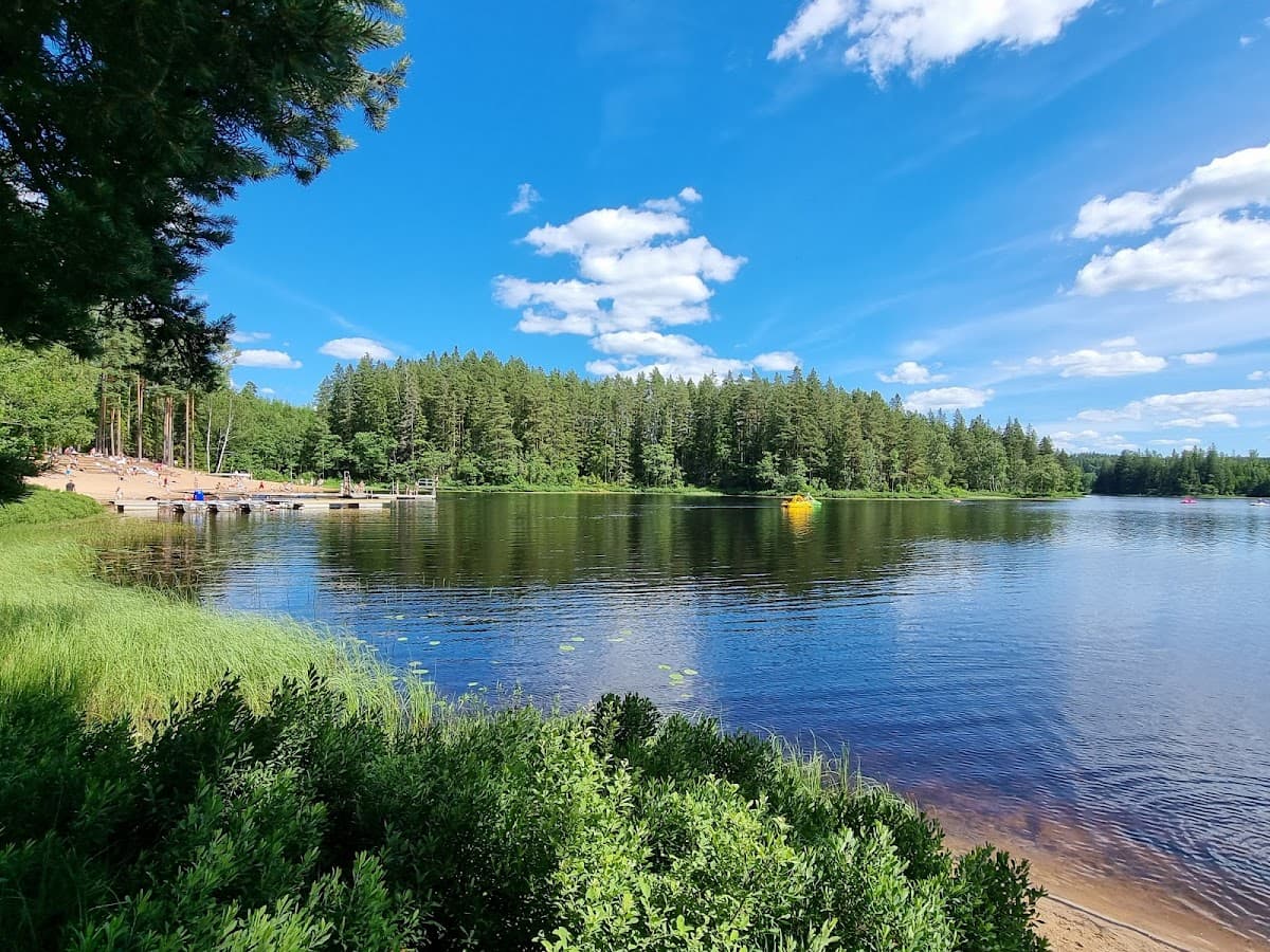 Rastplats Isaberg vid Nissastigen i Småland omgiven av grönskande skog och natur.