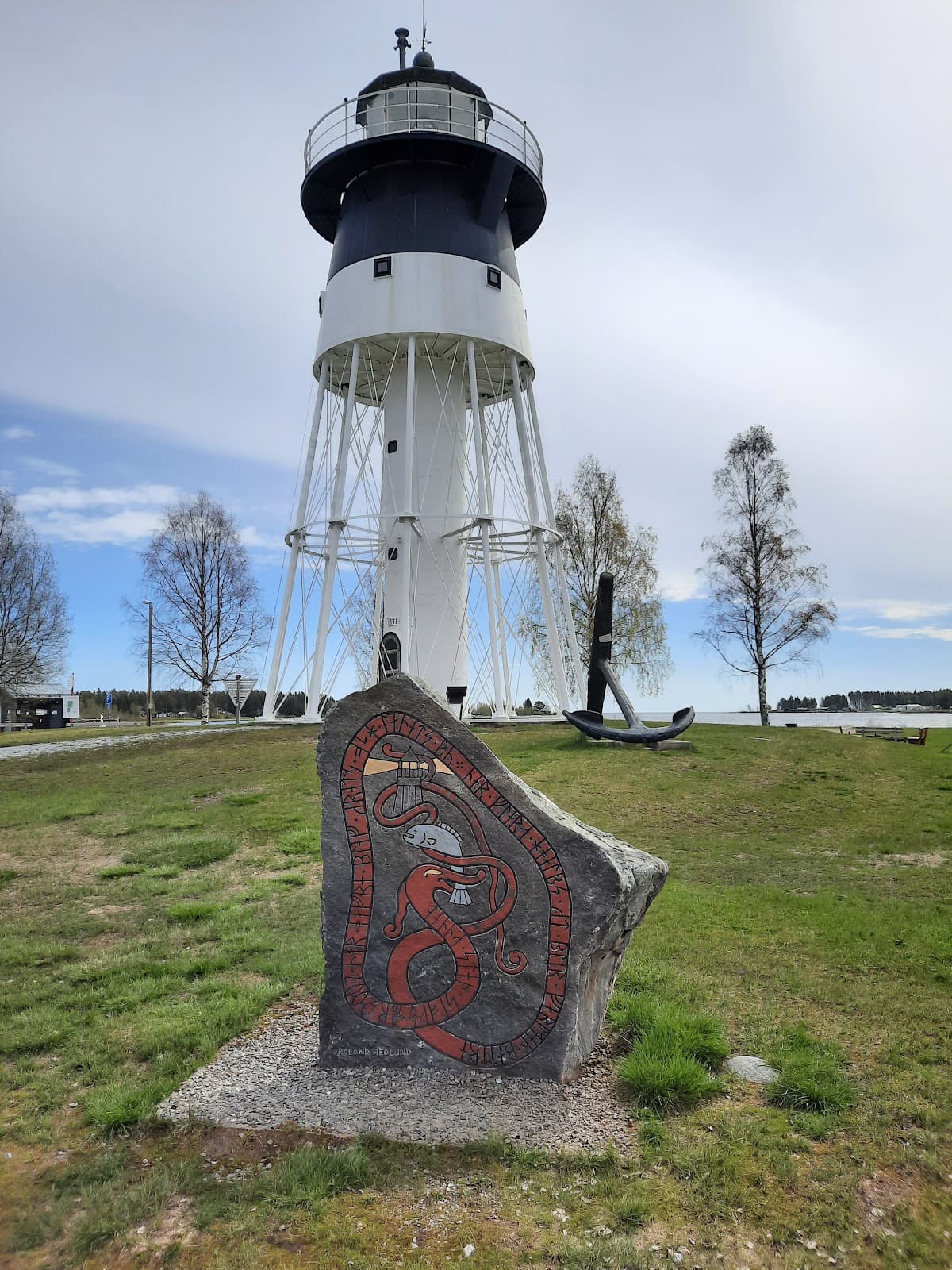 Rastplats Jävre N längs E4 i Piteå, omgiven av tallskog med parkeringsyta och sittplatser.