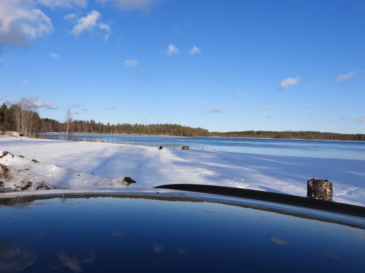Rastplats Johannisholm i Dalarna vid riksväg 66, omgiven av grönskande skogsnatur.