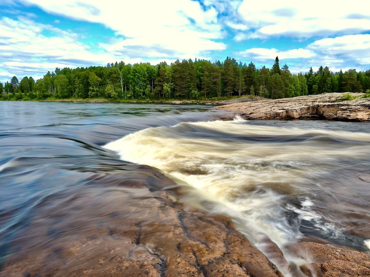 Vy över Rastplats Kattilakoski vid Torne älv längs Riksväg 99 i Norrbotten.