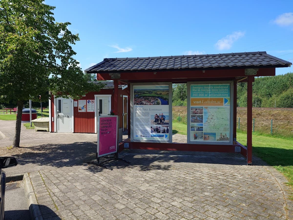 Rastplats Knäred N vid väg 117 i Laholm, omgiven av halländsk skog och natur.