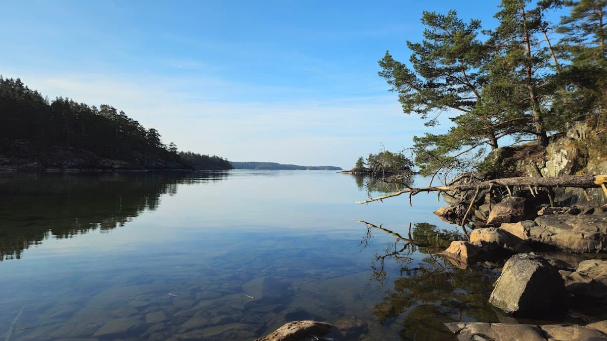 Rastplats Koviken vid Hamrångefjärden med utsikt över vatten och natur längs E4.