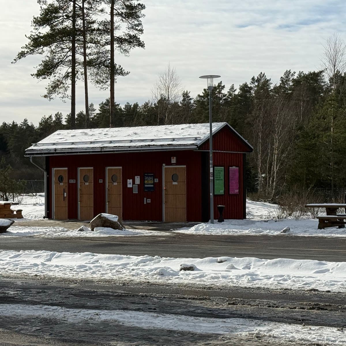 Rastplats Krängsberg längs E18 i Västmanland med tallskog och tillgängliga faciliteter.
