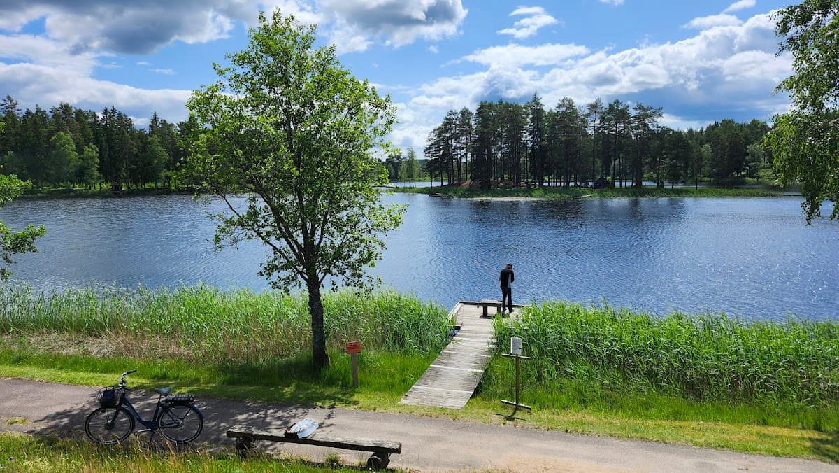 Rastplats Kroksjön Västra vid E4 med utsikt över sjön och omgivande skog.