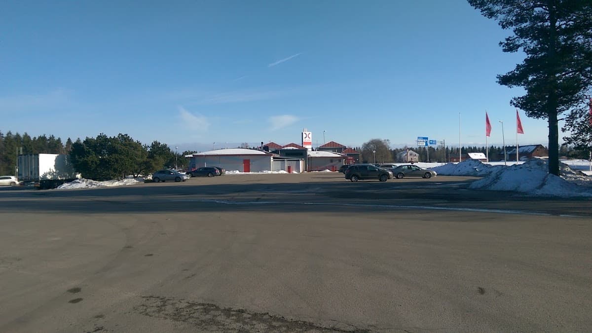Rastplats Kullen vid riksväg 40 med grönska och tillgängliga faciliteter.