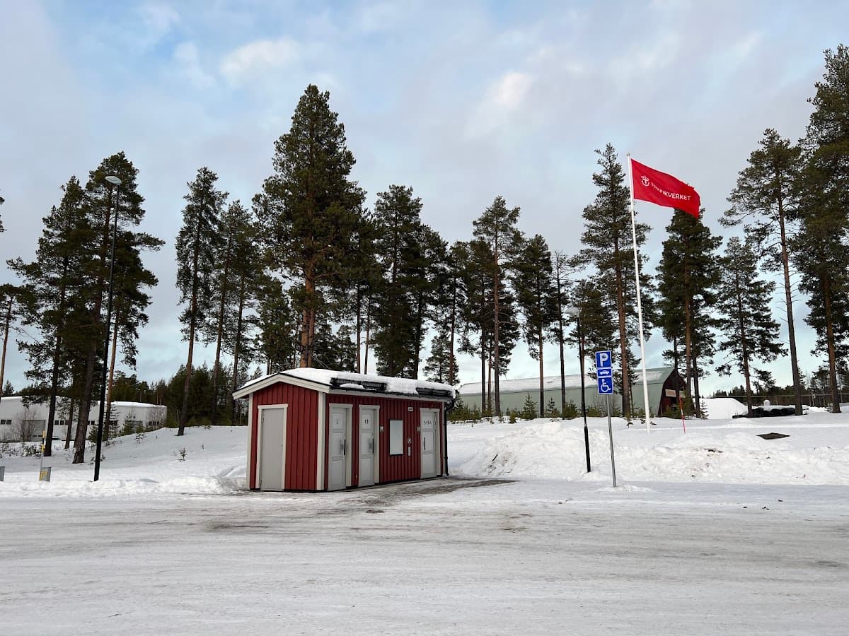 Rastplats Kullerbacka vid riksväg 50 med toalettfaciliteter i ett naturnära landskap.