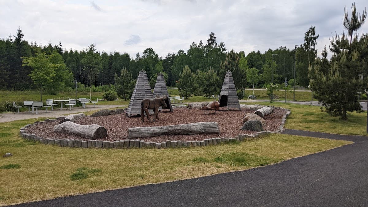 Rastplats Lagan vid E4 i Småland med grönska, lekplats och sittplatser i naturskön miljö.