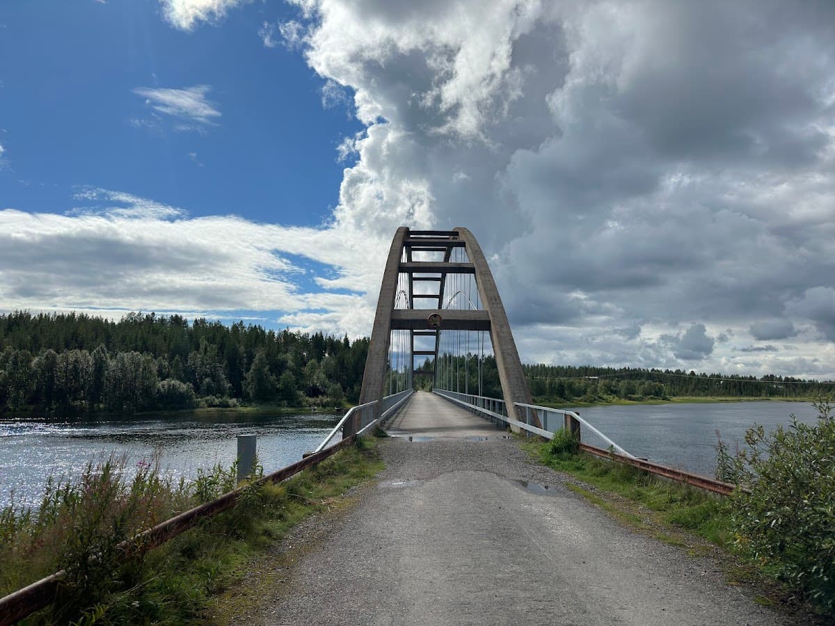 Rastplats Lappeasuanto vid Torne älv och E10 i Norrbotten.