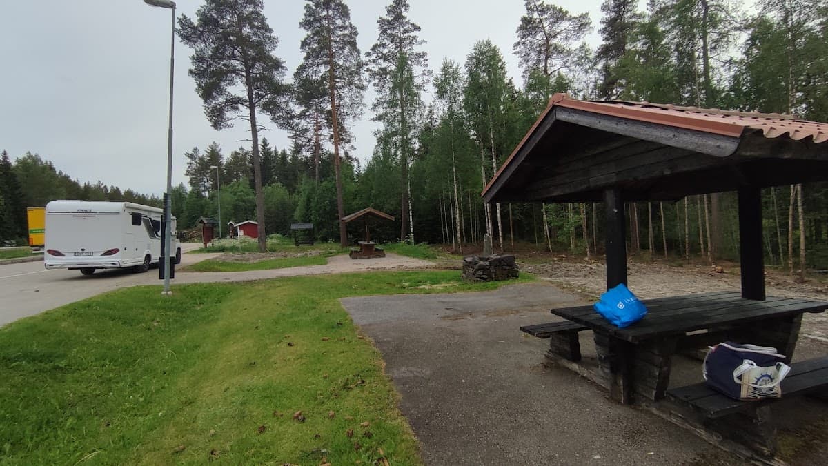 Rastplats Laxbäcken vid E45 norr om Orsa med sittplatser omgivna av tallskog.