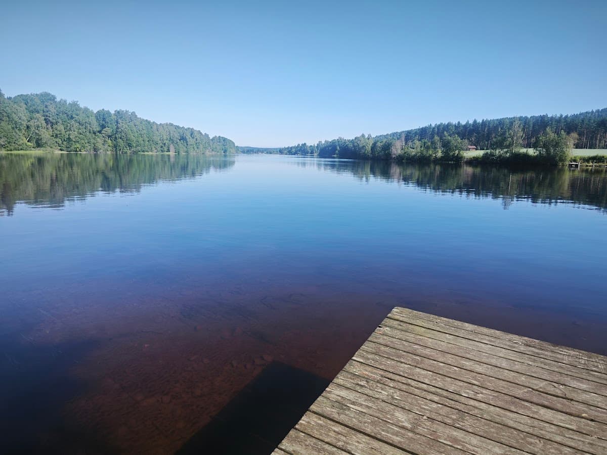 Rastplats Leksand vid riksväg 70 i Dalarna, omgiven av öppna landskap och skog nära Siljan.