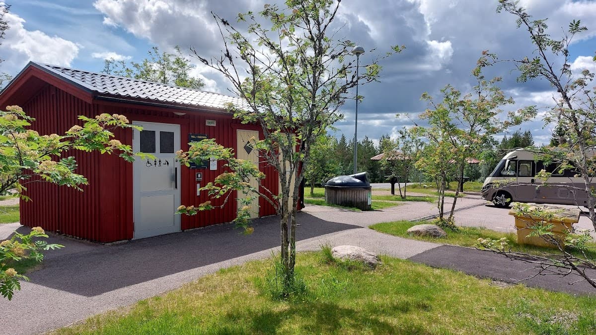 Rastplats Lisskogsåsen vid E45 i Dalarna med picknickbord omgivet av tallskog.