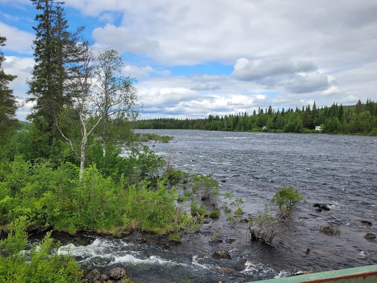 Rastplats Ljusselforsen vid E45 i Hälsingland med forsande vatten och omgivande skogslandskap.