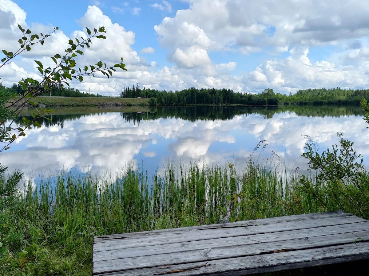 Meselefors rastplats vid Ångermanälven längs E45, med utsikt över vatten och norrländsk skog.