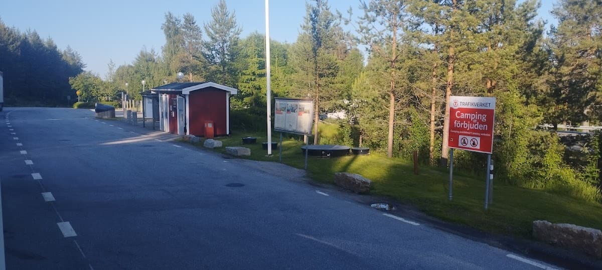 Rastplats Mosjön Ö vid E4 med utsikt över sjön och omgivande skog norr om Gävle.