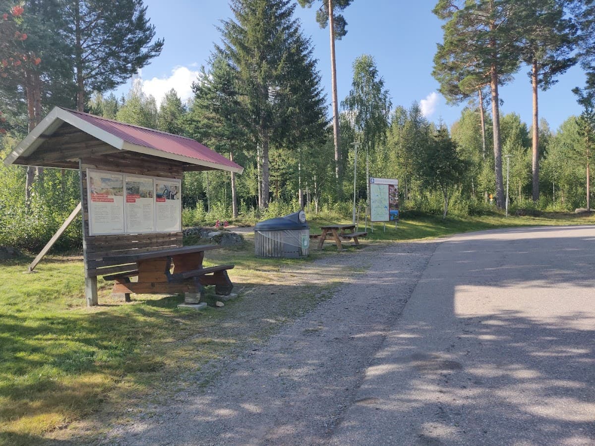 Rastplats Norrlandsporten vid E4 nära Ånge omgiven av tallskog och norrländsk natur.