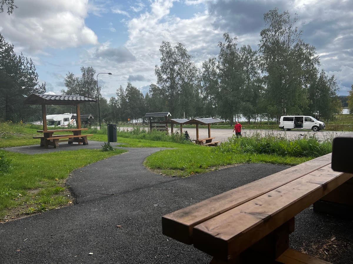 Vy över rastplats Norrsjön vid E45 i Dalarna med utsikt över sjön och omgivande skog.