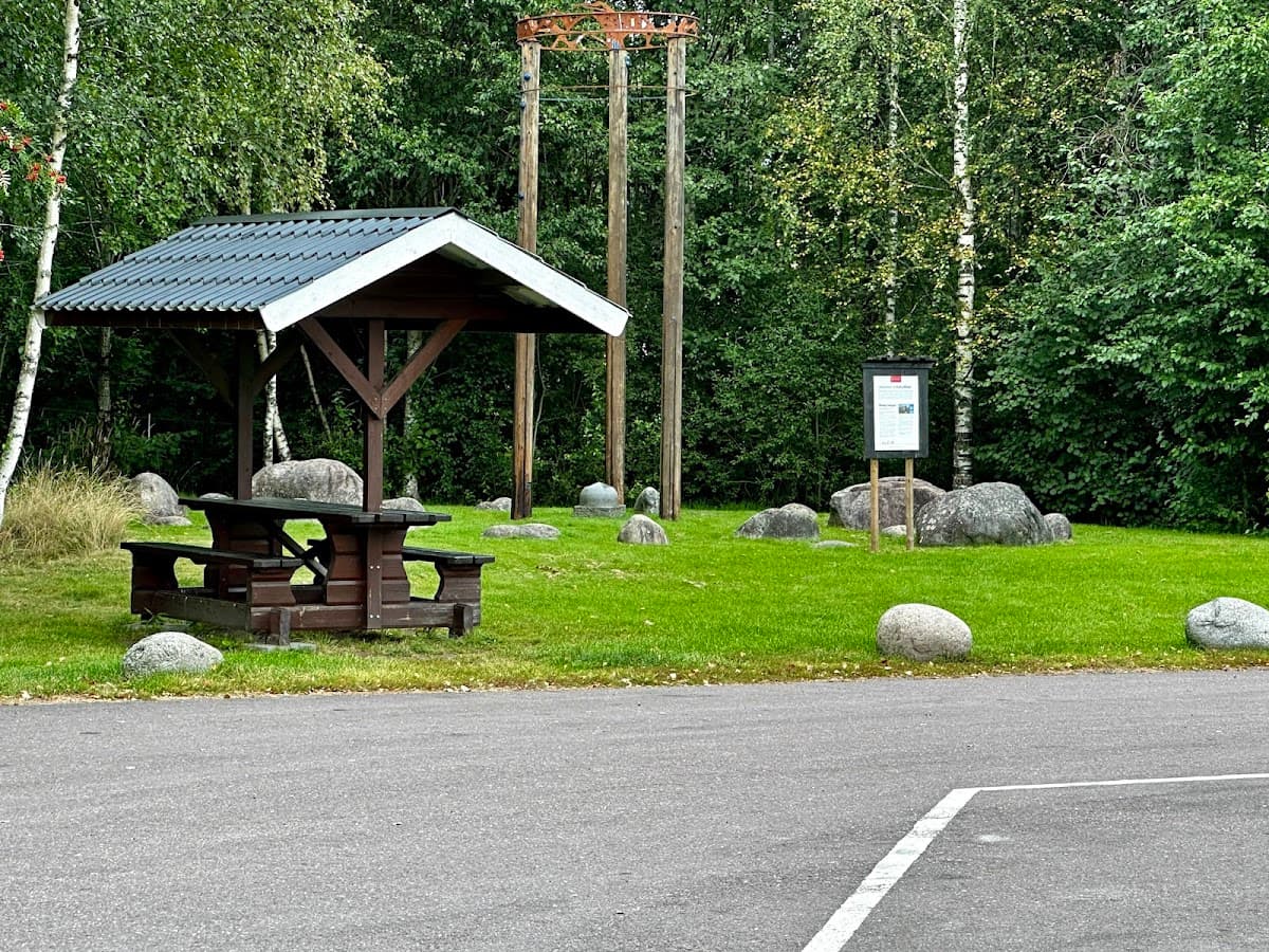 Rastplats Norsälven Norra vid E18 i Värmland med utsikt över Norsälven och omgivande skog.