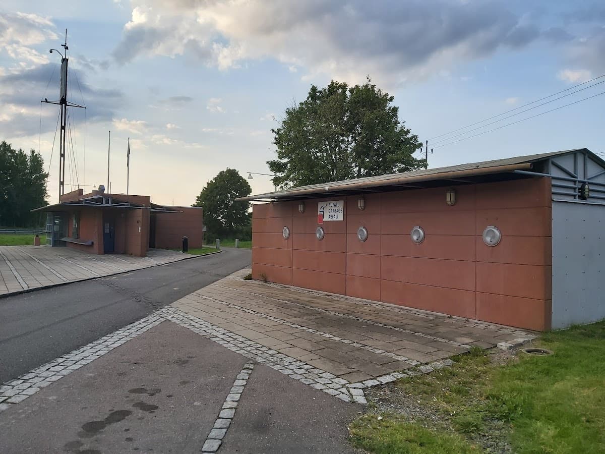 Rastplats Peppared vid riksväg 40 med parkeringsytor och omgivande skog mellan Borås och Jönköping.