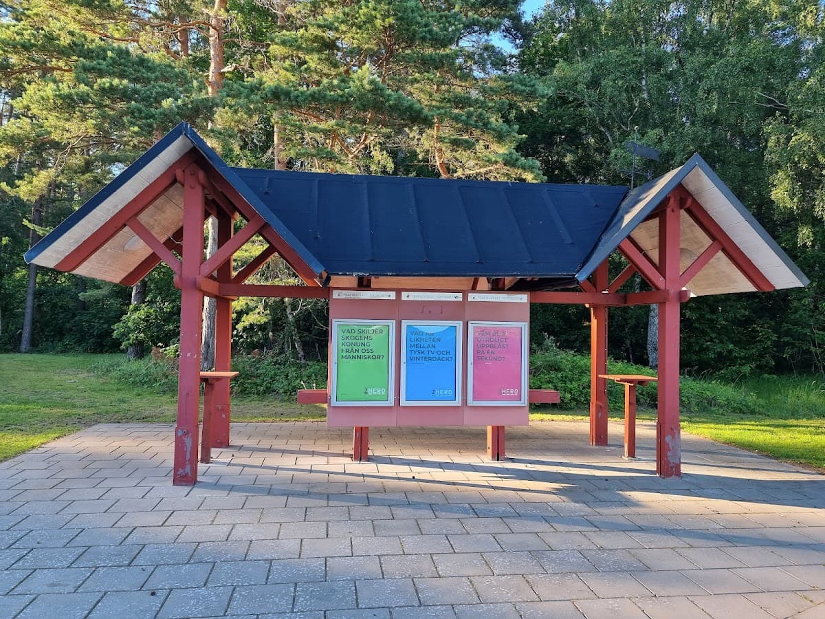 Rastplats Piraten vid E4 söder om Gränna, omgiven av grönskande skog och parkeringsytor.