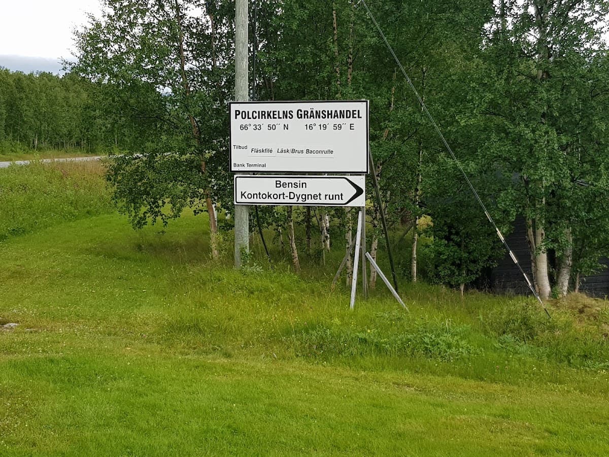Rastplats Polcirkeln vid Silvervägen i Arjeplog, omgiven av norrländsk skog och natur.