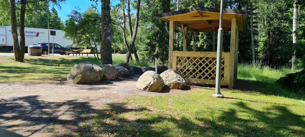 Rastplats Råbyhed N vid E4 omgiven av tät småländsk skog.