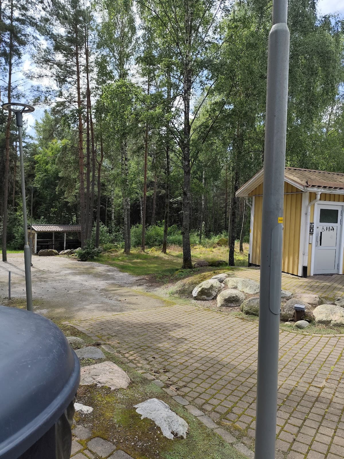 Rastplats Råbyhed S vid väg 49 utanför Tibro med toalettbyggnad och natursköna omgivningar.