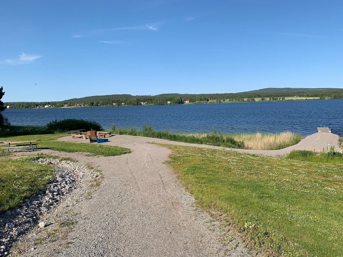 Vy över rastplats Råda vid E20 med sittplatser och faciliteter i ett naturnära landskap.