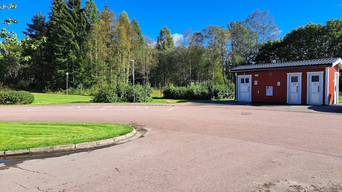 Vy över Ransäter rastplats vid riksväg 62 och Klarälven i Värmland.
