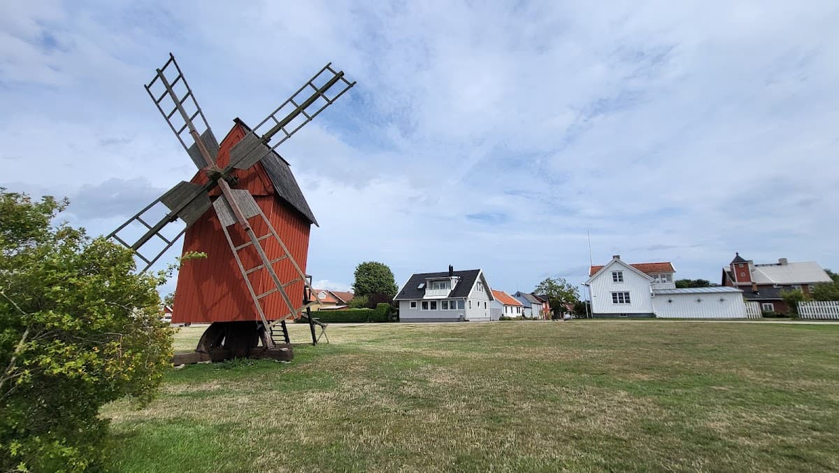 Resmo rastplats på södra Öland med lekplats och servicebyggnad omgiven av öppna fält.