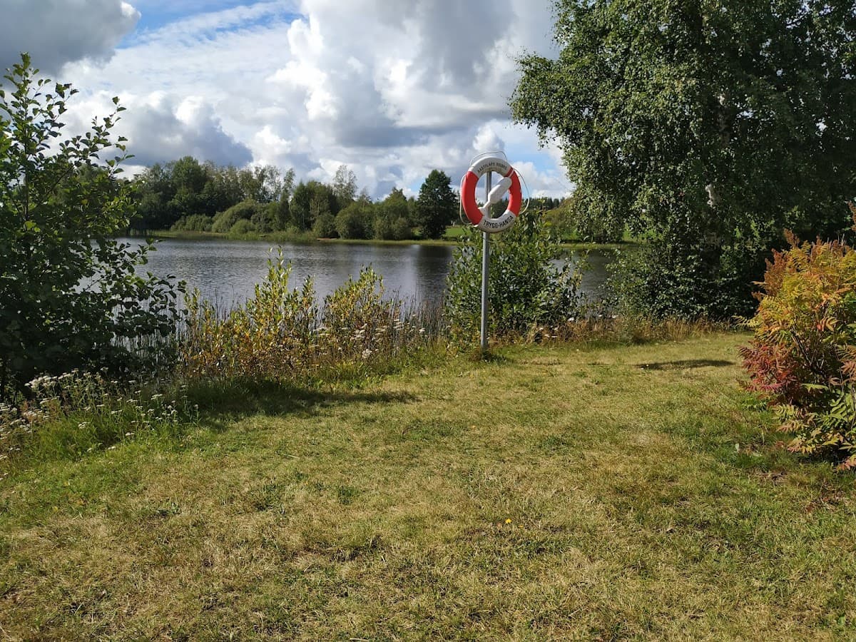 Risbro rastplats längs väg 72 mellan Sala och Heby, omgiven av skog och öppna fält.