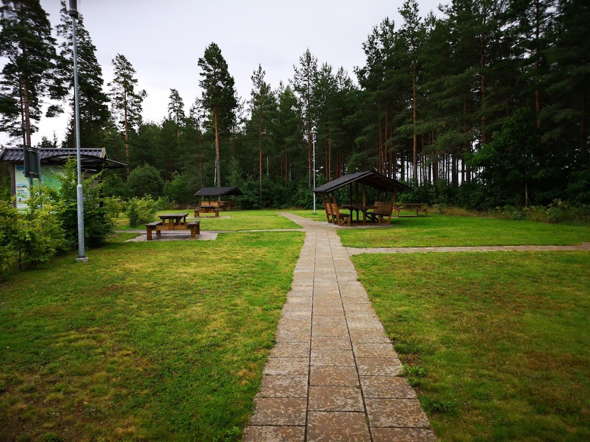 Rastplats Rosenfors vid riksväg 23 i Småland, omgiven av tät skog och grönska.