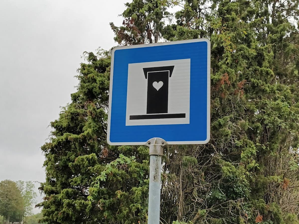 Rute Ringkors rastplats på norra Gotland med sittplatser omgivna av träd och öppna ytor.