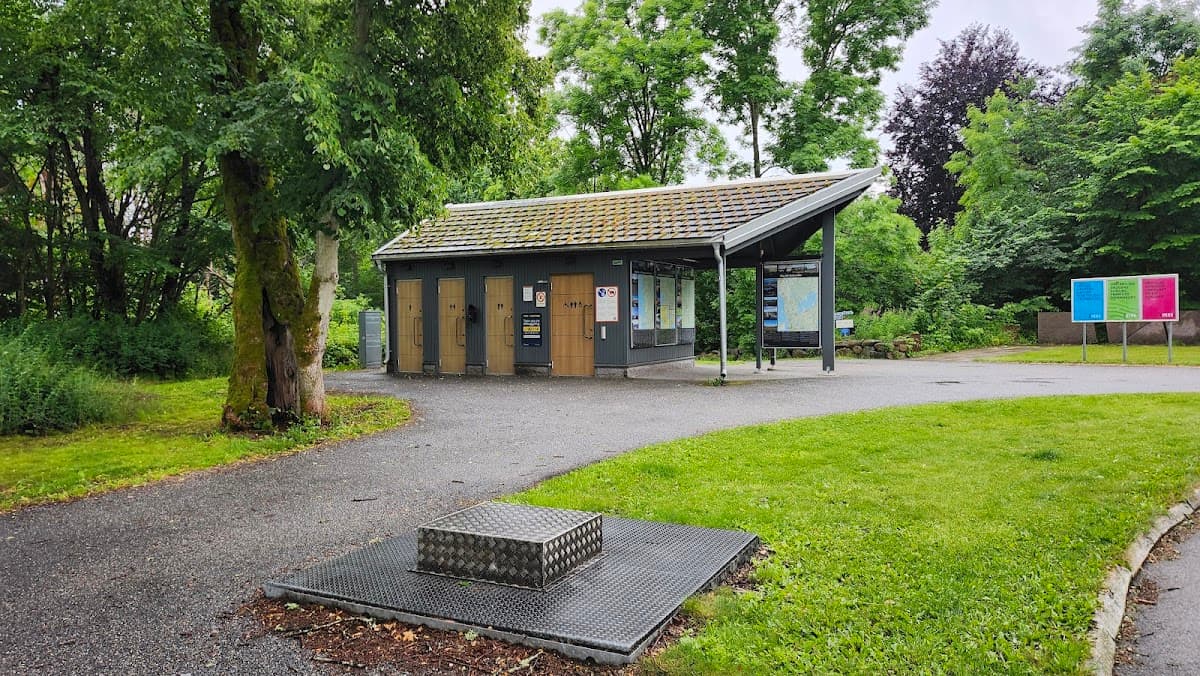 Rastplats Saltkällan vid E6 i Bohuslän med utsikt över skog och öppna fält.
