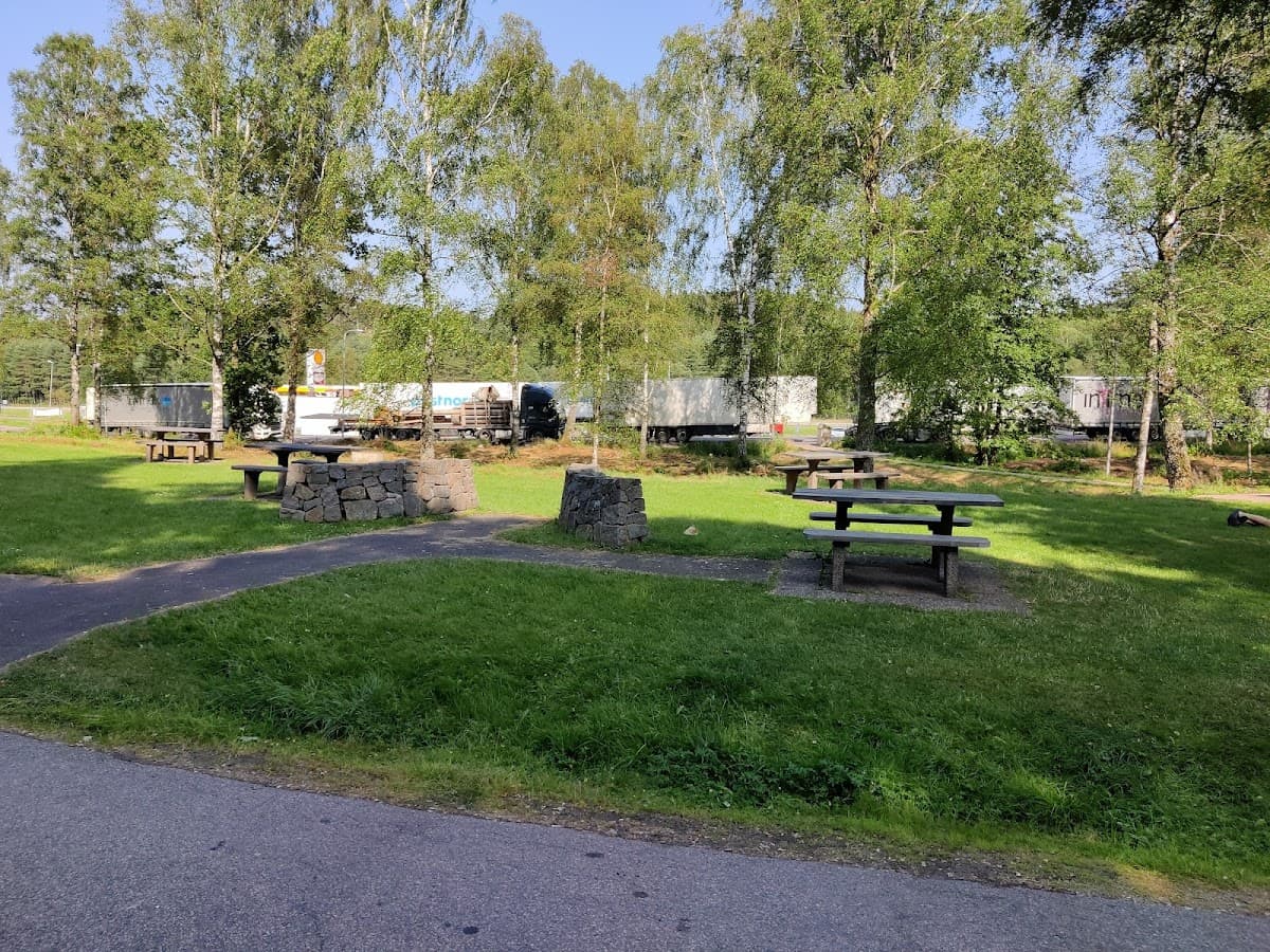 Rastplats Sandsjöbacka V vid E6 söder om Göteborg, omgiven av skog och öppet landskap.