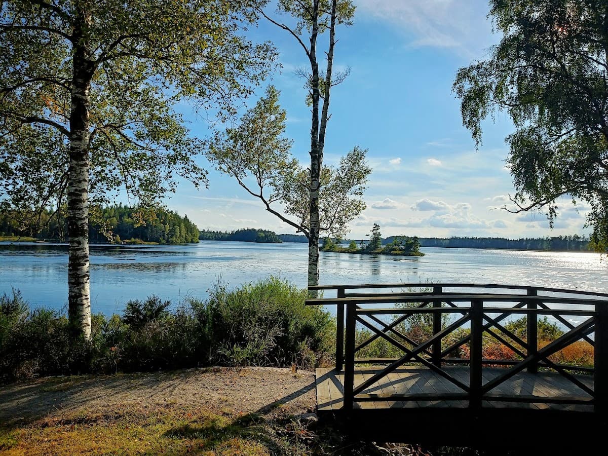 Rastplats Sandsjön vid E4 söder om Värnamo med utsikt över sjö och skog.