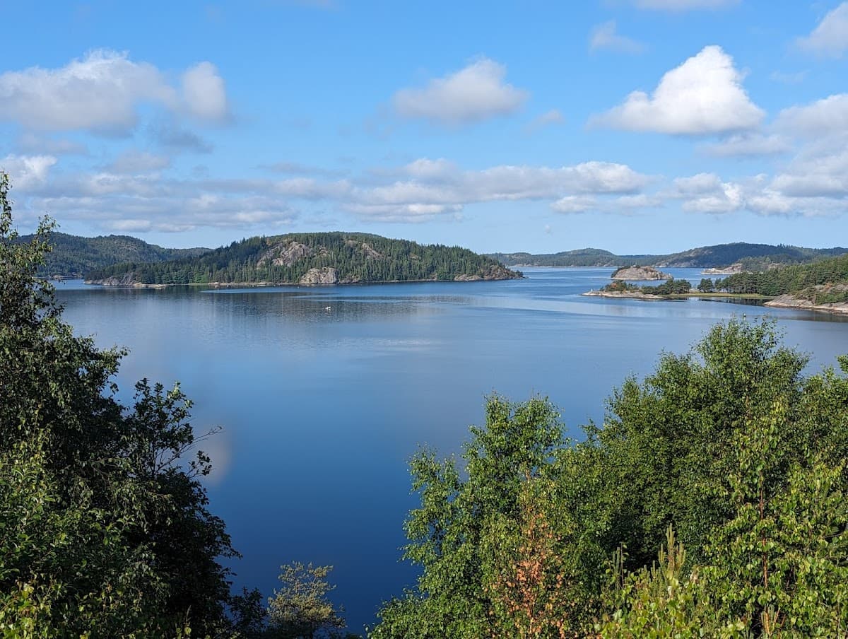 Utsikt över sjön Vättern från den högt belägna rastplatsen Såten vid E4 nära Ödeshög.